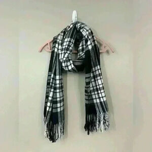 Banana Republic black white plaid winter warm scarf tassel fringe